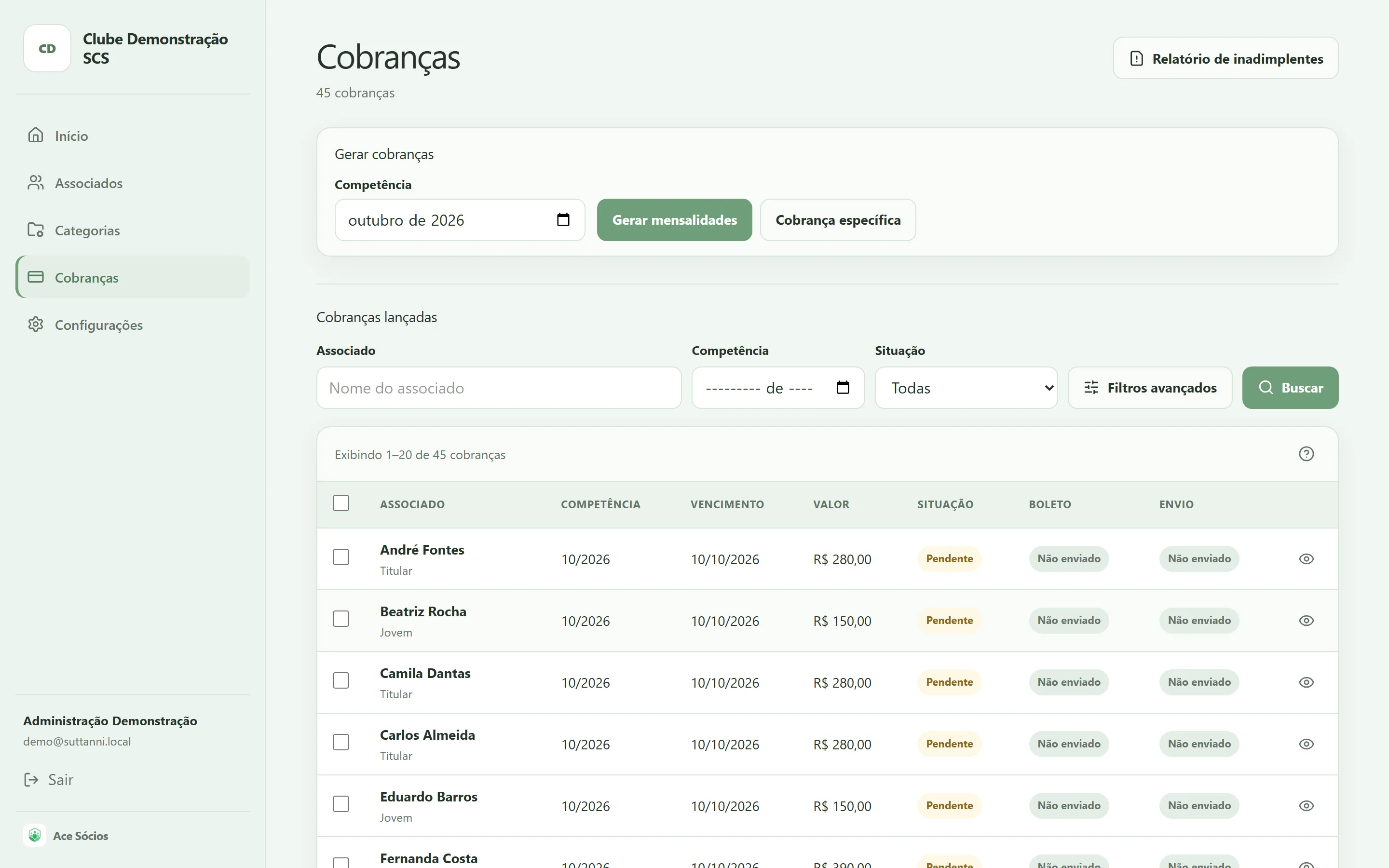 Tela de cobranças do Ace Sócios, com a geração de mensalidades por competência no topo e a lista de cobranças com associado, vencimento, valor, situação, boleto e envio